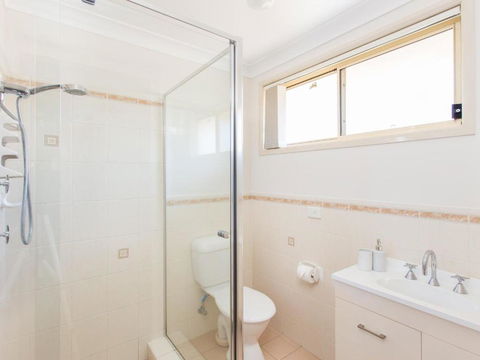 1 / 4 Huntly Close - Australian Directory 1