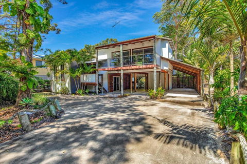 Geckos Rest Rainbow Shores Executive Beach House Pet Friendly Pool Wi Fi - Australian Directory 1