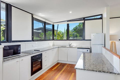 Surfside Beach House 17 Rainbow Shores Swimming Pool 2 Minute Walk To Beach Air Conditioning Relax Here - Australian Directory 6
