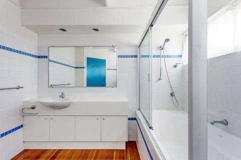 Surfside Beach House 17 Rainbow Shores Swimming Pool 2 Minute Walk To Beach Air Conditioning Relax Here - Australian Directory 5