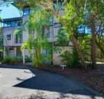 Surfside Beach House 17 Rainbow Shores Swimming pool 2 minute walk to beach air conditioning relax here - Australian Directory