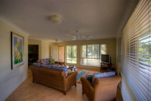 4 Boronia Place Rainbow Beach Perfect Convenient Location Fenced Yard - Australian Directory 6