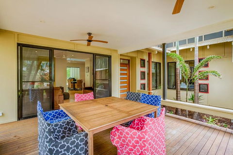 8 Ibis Court Rainbow Shores Swimming Pool Walk To Beach Executive Beach House - Australian Directory 2