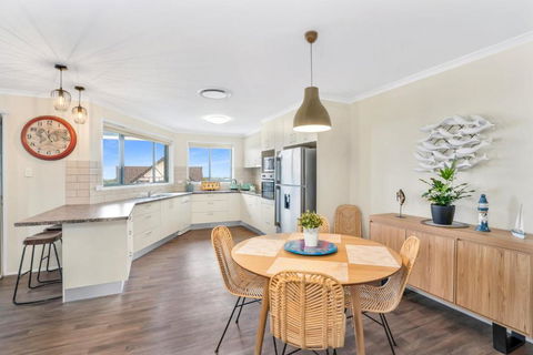 1 33 Tingira Close Rainbow Beach Gorgeous Ocean Views Swimming Pool Air Conditioning - Australian Directory 4