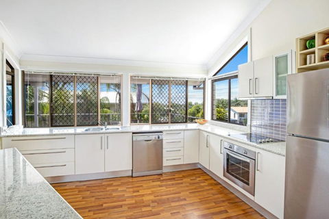 40 Rumbalara Avenue Rainbow Beach Entertain On The Spacious Verandah Overlooking Beautiful Rainbow Beach - Australian Directory 4