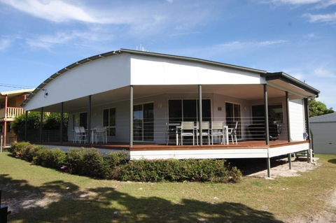 14 Zircon Street Centrally Located Family Home With Covered Deck Close To Patrolled Beach & Shops - Australian Directory 3