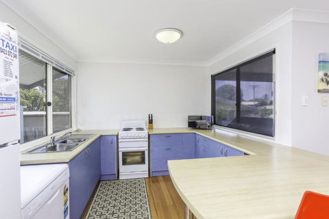 14 Zircon Street Centrally Located Family Home With Covered Deck Close To Patrolled Beach & Shops - Australian Directory 6