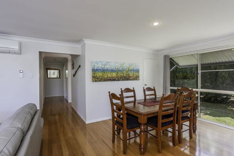 14 Zircon Street Centrally Located Family Home With Covered Deck Close To Patrolled Beach & Shops - Australian Directory 4