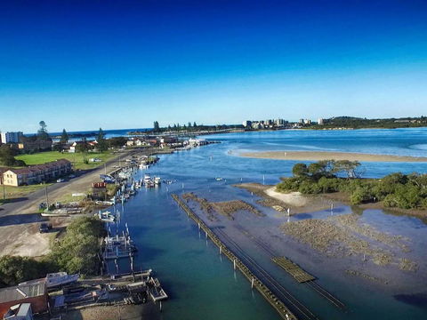 Fairholme 5 Opposite Lake - Australian Directory 2
