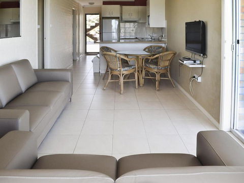 Fairholme 5 Opposite Lake - Australian Directory 4