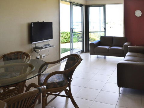Fairholme 5 Opposite Lake - Australian Directory 6