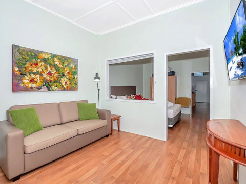 Easy Going Holiday Unit On McKenzie MK5 - Australian Directory 2