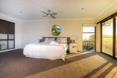 BEACHSIDE MANOR Walk To The Beach - Australian Directory 6