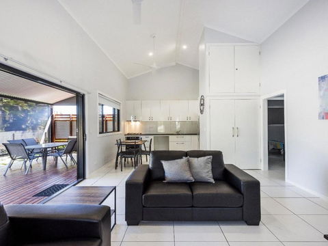 Tais Hideaway - Australian Directory 1