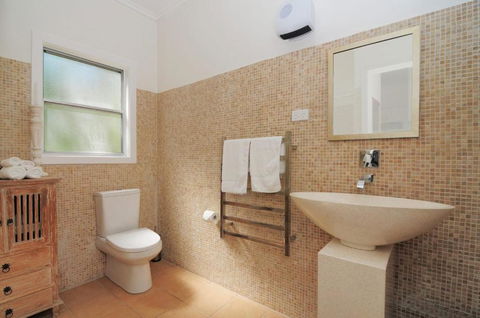 Love Shack 1 Bedroom Cosy Cottage! - Australian Directory 1