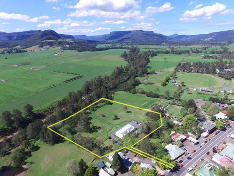 Rivermist Luxury 6 Bedrooms & 6 Bathrooms! - Australian Directory 1