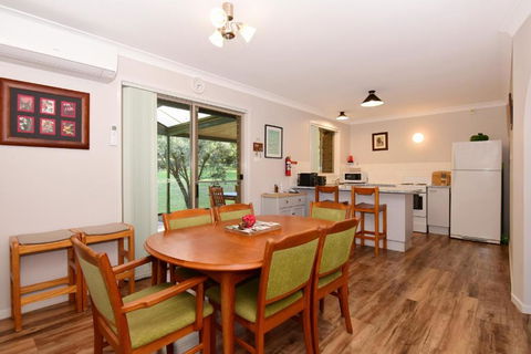 Valley Haven 3 Bedrooms Close To The Village! - Australian Directory 1