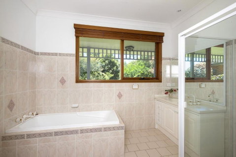 Taliesin Beautiful 4 Bedroom Home With Amazing Views! - Australian Directory 6