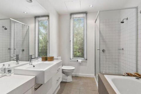 POINT GREY APARTMENT ONE VIEWPOINT - Australian Directory 6