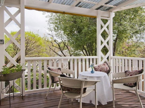 Hollyoak Cottage Delightful Ducks & Doileys! - Australian Directory 3
