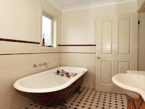 Plum Tree Cottage Warm Cosy & Walk To Town - Australian Directory 1
