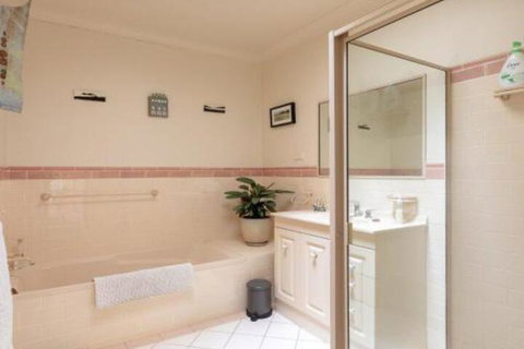 Walling Clifton Gardens Backing Onto Golf Course - Australian Directory 3