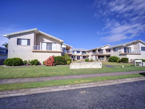 Villa Bianca 10 Opposite The Tanks - Australian Directory 1