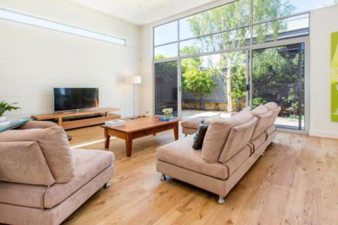 PALM COURT RETREAT MORNINGTON - Australian Directory 0