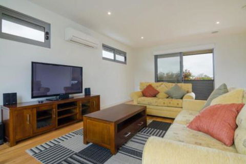 PIER 55 DROMANA... - Australian Directory 6