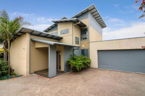 PIER 55 DROMANA... - Australian Directory 4
