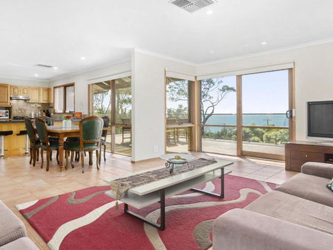 VIEWS At MCCRAE..... - Australian Directory 1