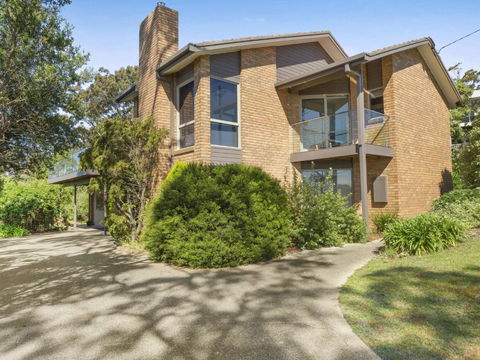 VIEWS At MCCRAE..... - Australian Directory 3