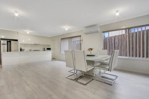 V & V Family Dream Away - Australian Directory 4