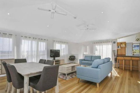 SEAVIEW Ocean Views From A Modern Townhouse - Australian Directory 0