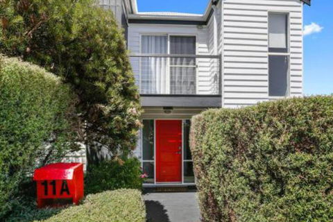 SEAVIEW Ocean Views From A Modern Townhouse - Australian Directory 4