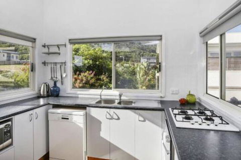 SEAVIEW Ocean Views From A Modern Townhouse - Australian Directory 2