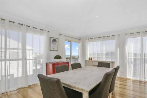 SEAVIEW Ocean Views From A Modern Townhouse - Australian Directory 6