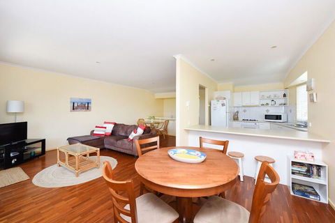 Sunbright 2/5 Petrel Street - Australian Directory 3