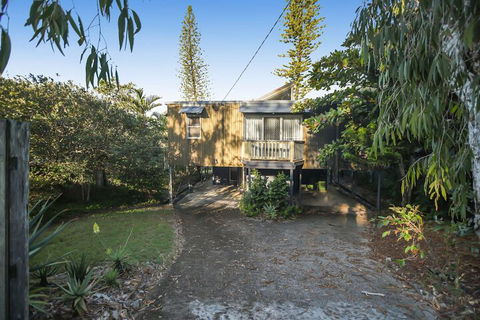 Summer Place - 24 Shearwater Street - Australian Directory 1