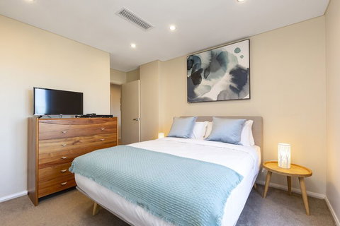 2 Bdrm North Sydney With Harbour Views - Australian Directory 6