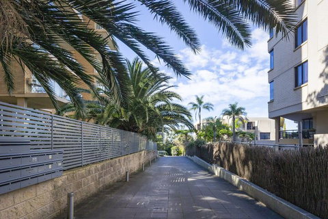 2 Bdrm North Sydney With Harbour Views - Australian Directory 2
