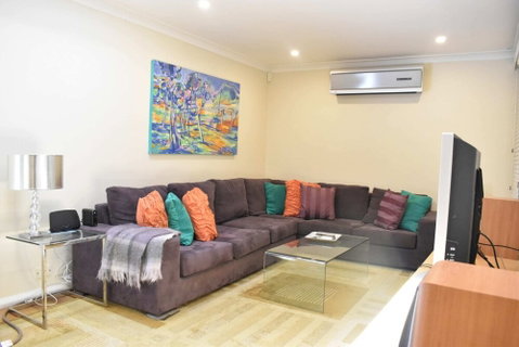 Modern 2 Bedroom Unit Close To CBD - Australian Directory 3