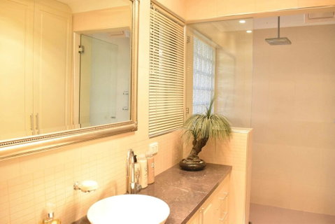 Modern 2 Bedroom Unit Close To CBD - Australian Directory 6