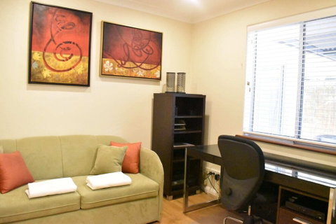 Modern 2 Bedroom Unit Close To CBD - Australian Directory 4