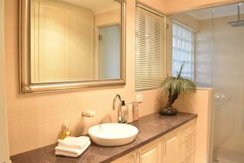 Modern 2 Bedroom Unit Close To CBD - Australian Directory 0
