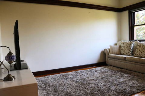 Charming & Cosy Home With City Views - Australian Directory 7