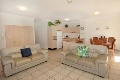 Unit 2 On The Park Coolum Beach - Australian Directory 2