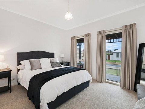 GUILDFORD COTTAGE - Australian Directory 6