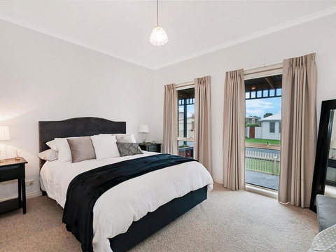 GUILDFORD COTTAGE - Australian Directory 5