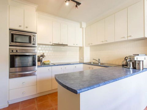 SEAVIEWS MORNINGTON.... - Australian Directory 6